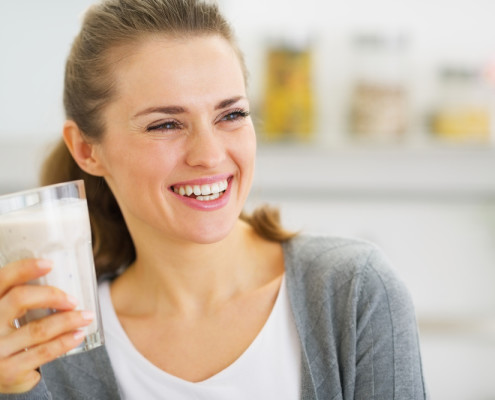 Woman-drinking-smoothie